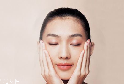 精華液怎么用效果好？利用手掌溫度助吸收