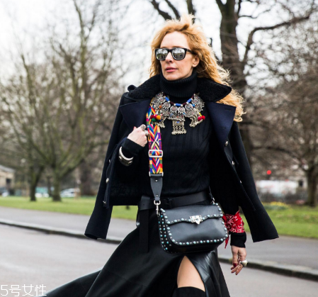 鉚釘服裝怎么搭配？打造別樣高級(jí)感