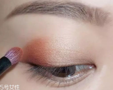 棕色眼影怎么畫好看？作為最后的暈染色