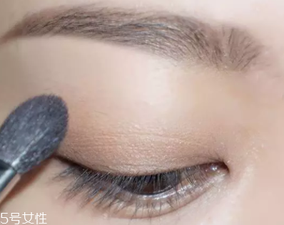 棕色眼影怎么畫好看？作為最后的暈染色