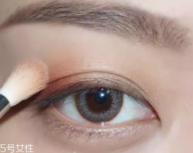 棕色眼影怎么畫好看？作為最后的暈染色
