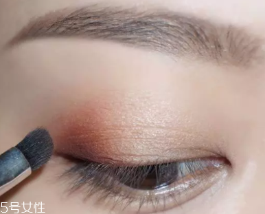 棕色眼影怎么畫好看？作為最后的暈染色