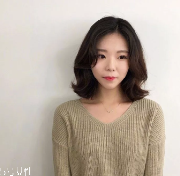 臉大適合什么發(fā)型？微卷波波頭是大臉福音