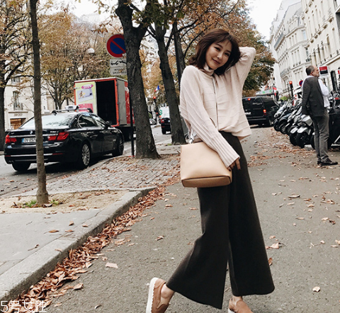 闊腿褲上面穿什么衣服？這樣搭配不會(huì)出錯(cuò)