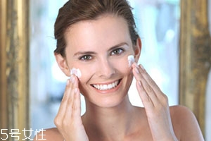 面霜和面膜區(qū)別 面霜和面膜使用順序 面霜和面膜區(qū)別 面霜和面膜使用順序