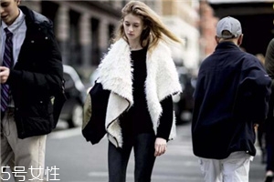 牛仔褲配什么顏色毛衣好看？春天就是要形象百變