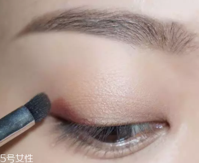 棕色眼影怎么畫好看？作為最后的暈染色