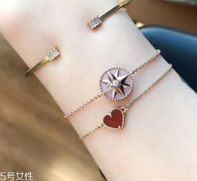 dior迪奧手鏈多少錢一個(gè)？