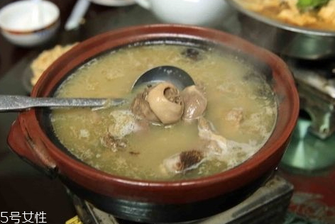 老鴨湯可以放香菇嗎 老鴨湯可以放香菇嗎