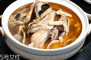 老鴨湯可以放香菇嗎 老鴨湯可以放香菇嗎