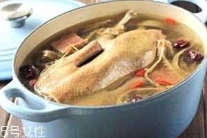 老鴨湯可以放紅棗嗎 老鴨湯可以放紅棗嗎