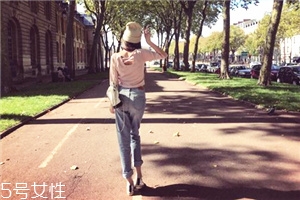 牛仔褲太緊了怎么辦？牛仔褲穿穿就松了