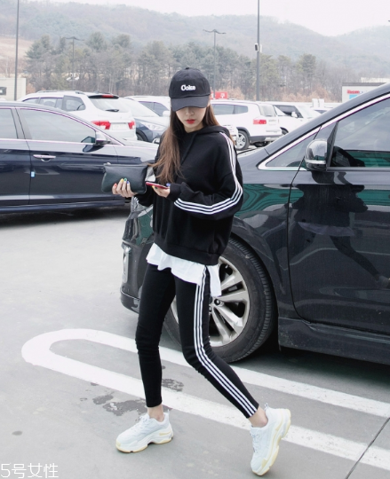 運(yùn)動(dòng)套裝怎么搭配？假日出游也要時(shí)髦