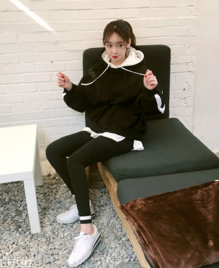 運(yùn)動(dòng)套裝怎么搭配？假日出游也要時(shí)髦