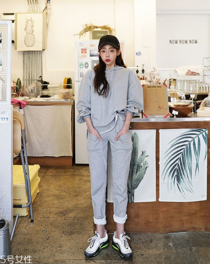 運(yùn)動(dòng)套裝怎么搭配？假日出游也要時(shí)髦