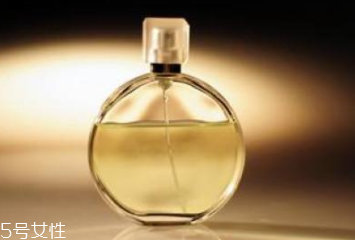 香水噴太多了怎么辦？用濕毛巾擦拭