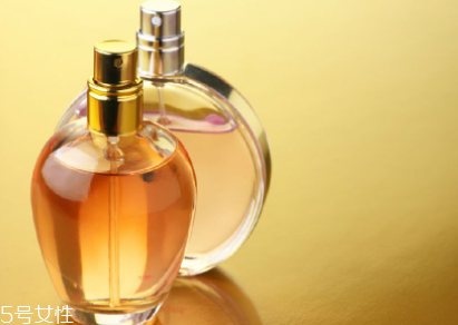 香水噴太多了怎么辦？用濕毛巾擦拭