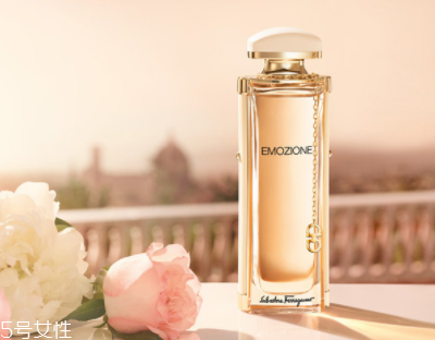 冬天香水噴在哪里最好？涂抹在耳后位置