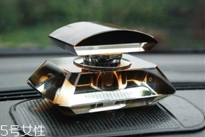 男士車里放什么香水好？廣藿香讓人清醒