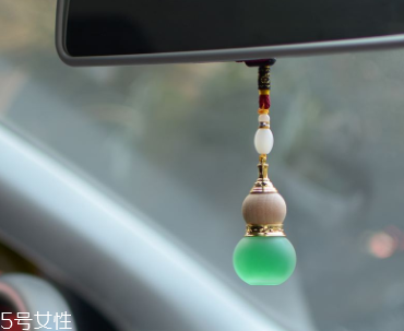 男士車里放什么香水好？廣藿香讓人清醒