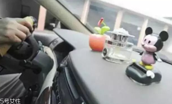 男士車里放什么香水好？廣藿香讓人清醒