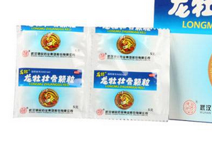 龍牡壯骨顆?？梢院湍谭垡黄鸷葐幔?></p><h3>運動不足導致骨密度低</h3><p>骨骼的發(fā)育程度、骨的密度與運動密切相關。運動時刺激成骨細胞活動的重要因素。一般青壯年出現(xiàn)骨密度降低，多是由于缺乏運動，長期在室內(nèi)久坐等原因造成的。</p><p style=