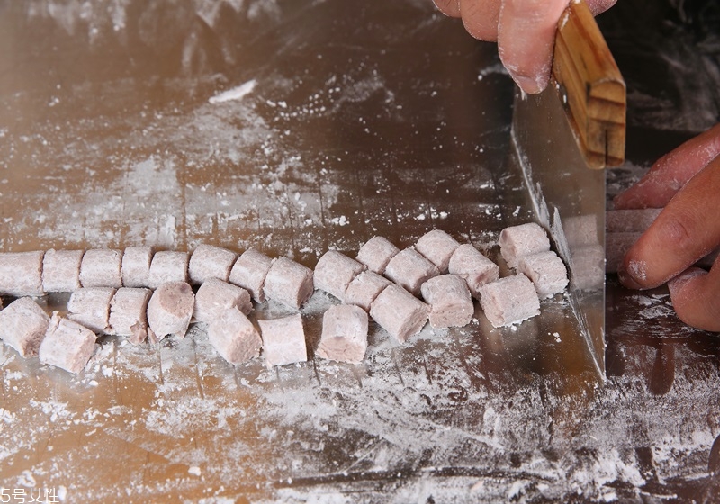 芋圓怎么做才會q彈好吃又滑嫩 芋圓怎么做才會q彈好吃又滑嫩