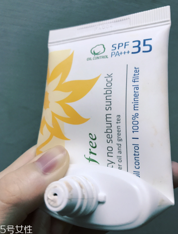 悅詩風吟自然關愛控油防曬乳怎么樣 美白控油款