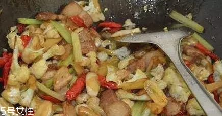 花椰菜炒肉怎么做好吃？這么做簡單又美味