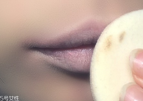 ck口紅專(zhuān)柜價(jià)格是多少 不沾杯的口紅涂法