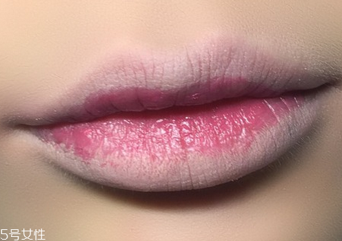 ck口紅專(zhuān)柜價(jià)格是多少 不沾杯的口紅涂法