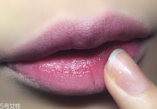 ck口紅專(zhuān)柜價(jià)格是多少 不沾杯的口紅涂法