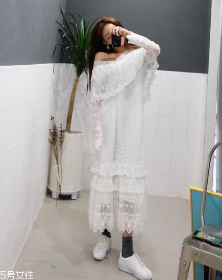 蕾絲連衣裙搭配什么鞋？開啟撩人春季