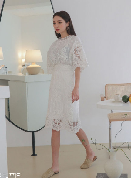 蕾絲連衣裙搭配什么鞋？開啟撩人春季