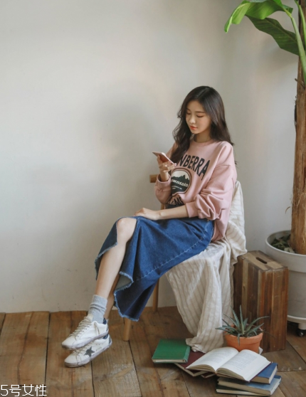 衛(wèi)衣搭配什么裙子好看？春日少女范兒盡顯