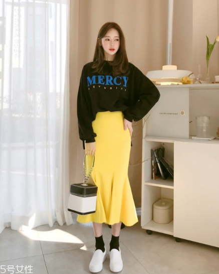 衛(wèi)衣搭配什么裙子好看？春日少女范兒盡顯