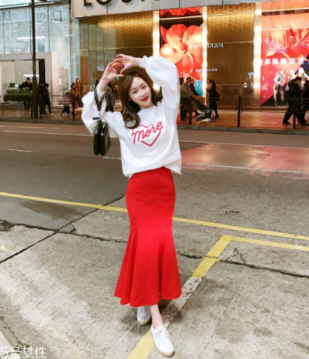 衛(wèi)衣搭配什么裙子好看？春日少女范兒盡顯