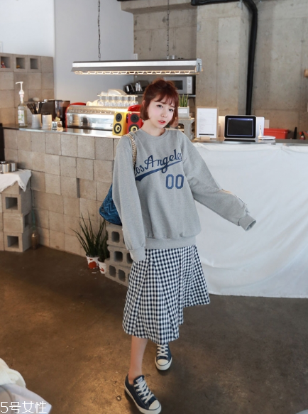 衛(wèi)衣搭配什么裙子好看？春日少女范兒盡顯