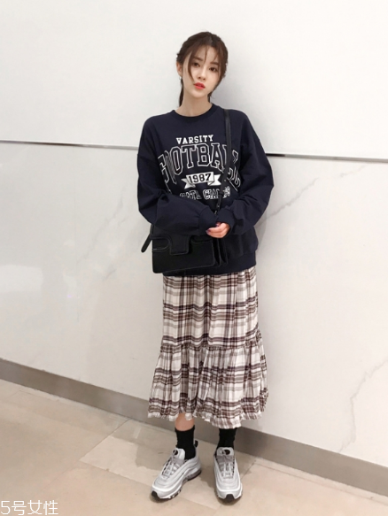 衛(wèi)衣搭配什么裙子好看？春日少女范兒盡顯