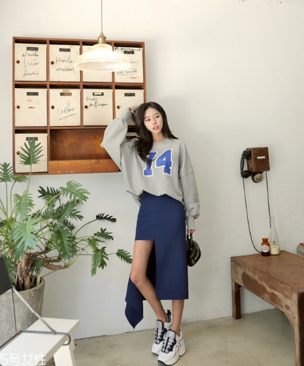 衛(wèi)衣搭配什么裙子好看？春日少女范兒盡顯