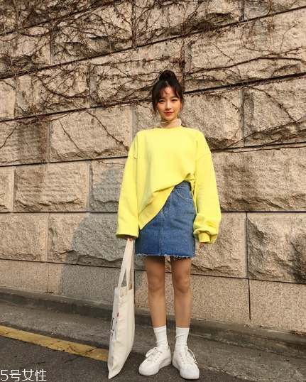 衛(wèi)衣搭配牛仔裙好看嗎？瞬間減齡變少女