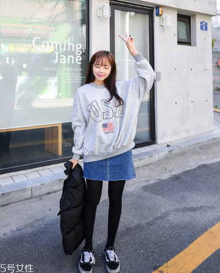 衛(wèi)衣搭配牛仔裙好看嗎？瞬間減齡變少女