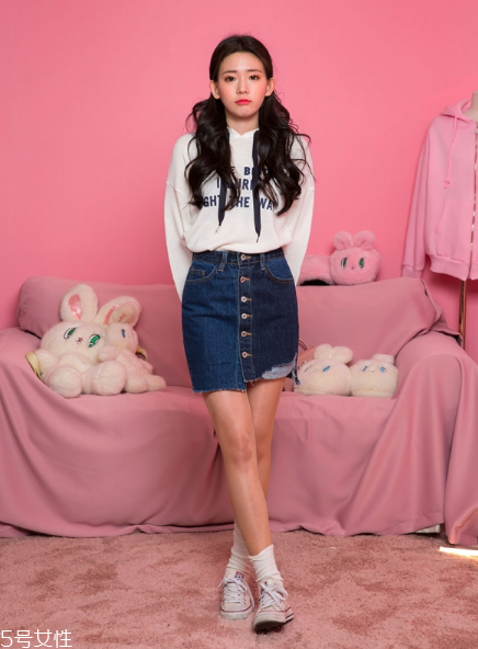 衛(wèi)衣搭配牛仔裙好看嗎？瞬間減齡變少女