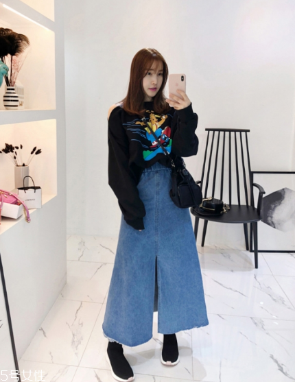 衛(wèi)衣搭配牛仔裙好看嗎？瞬間減齡變少女