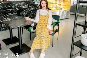 吊帶碎花裙配什么上衣？打造乖乖女形象