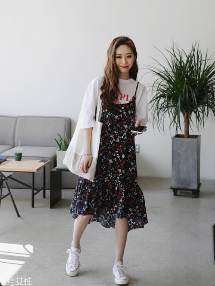 吊帶碎花裙配什么上衣？打造乖乖女形象