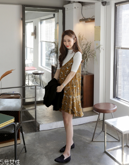 吊帶碎花裙配什么上衣？打造乖乖女形象