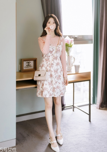 吊帶碎花裙配什么上衣？打造乖乖女形象