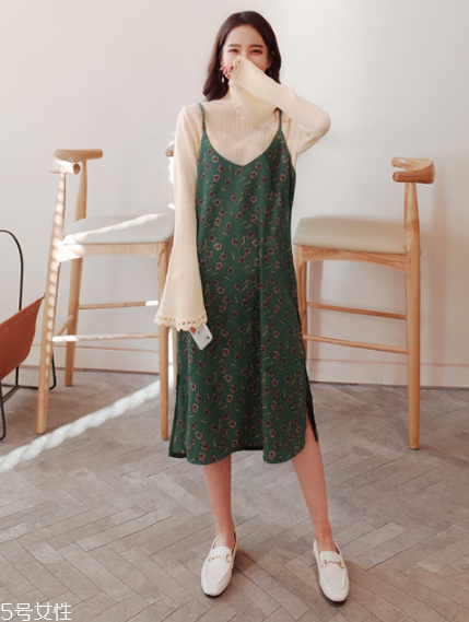 吊帶碎花裙配什么上衣？打造乖乖女形象