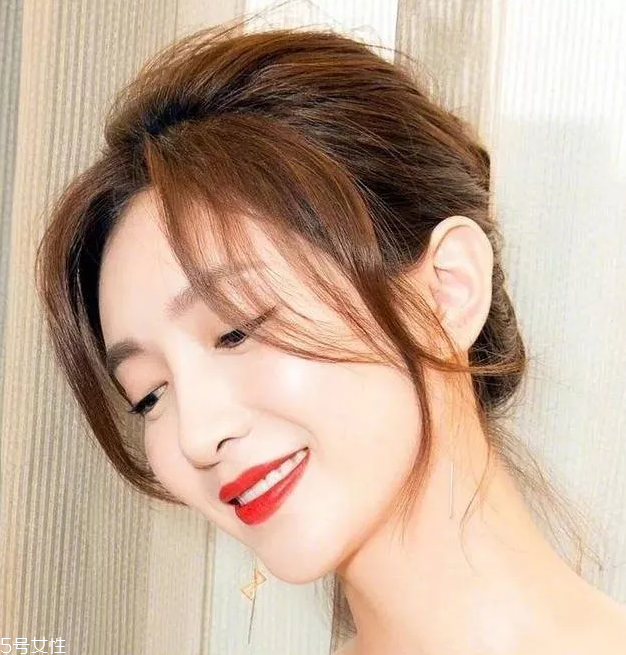 寬額頭適合什么劉海？2018額頭寬劉海圖片